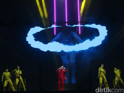 Nassar Serba Merah di HUT Transmedia ke-19