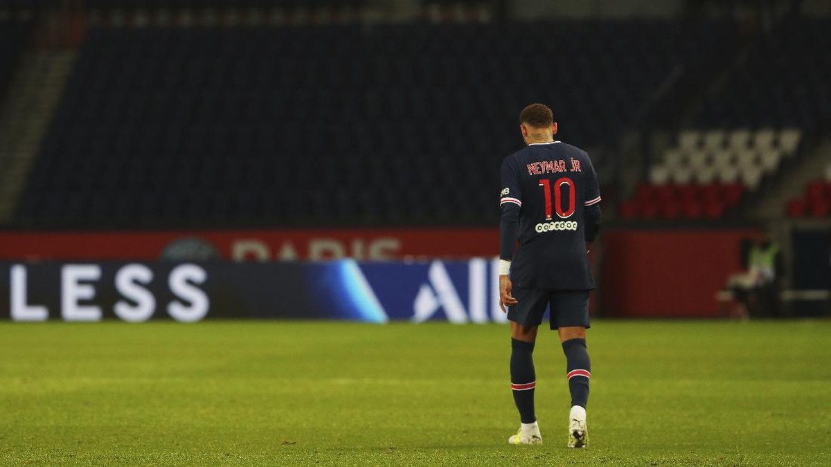 Neymar mengalami cedera engkel saat di pertandingan PSG vs Lyon akhir pekan lalu. (Foto: Thibault Camus/AP)