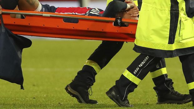 neymar paris saint-germain ligue 1 liga prancis psg vs lyon psg neymar cedera PSG's Neymar is carried off the field on a stretcher after getting injured during the League One soccer match between Paris Saint Germain and Lyon, at the Parc des Princes stadium in Paris, France, Sunday, Dec. 13, 2020. (AP Photo/Thibault Camus)