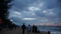 Semakin malam semakin ramai pengunjung yang datang.