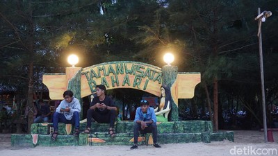 Potret Malam di Pantai Bahari, Pantai Hits di Sambas