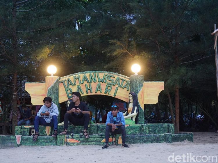Potret Malam di Pantai Bahari, Pantai Hits di Sambas