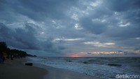 Pantai Bahari di Kabupten Sambas sedang hits di kalangan milenial. Banyak spot foto yang bisa dijepret di pinggir pantai Tanah Borneo ini.