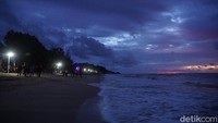 Bagaimana menurutmu  suasana malam pantai di Tanah Borneo ini?