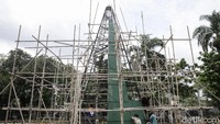 Pohon natal raksasa ini dibuat dengan menggunakan rangka besi.