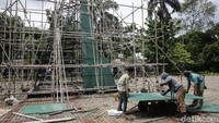 Rencananya, pohon natal raksasa ini akan selesai dalam waktu beberapa hari ke depan.