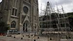 Pembuatan Pohon Natal Raksasa di Katedral Jakarta