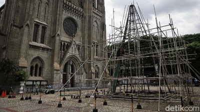 Pembuatan Pohon Natal Raksasa di Katedral Jakarta