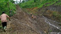 Sebelum tanah gerak itu terjadi, sejak Jumat (11/12) hingga Senin (14/12) intensitas hujan cukup tinggi di kawasan tersebut.