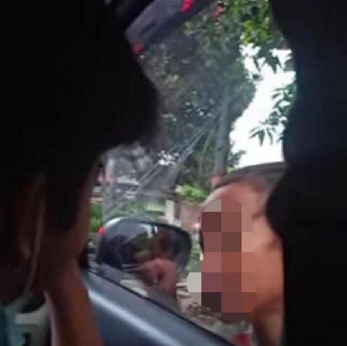 Aksi pengemis bocah menendang dan memukul mobil pengguna jalan di Kota Mojokerto, viral di medsos. Bocah laki-laki ini kesal gara-gara tidak diberi uang receh oleh sopir mobil tersebut.