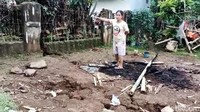 Tanah bergerak juga merusak pagar rumah warga.
