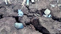 Sejumlah retakan muncul di perkampungan warga termasuk di halaman dan dalam rumah.