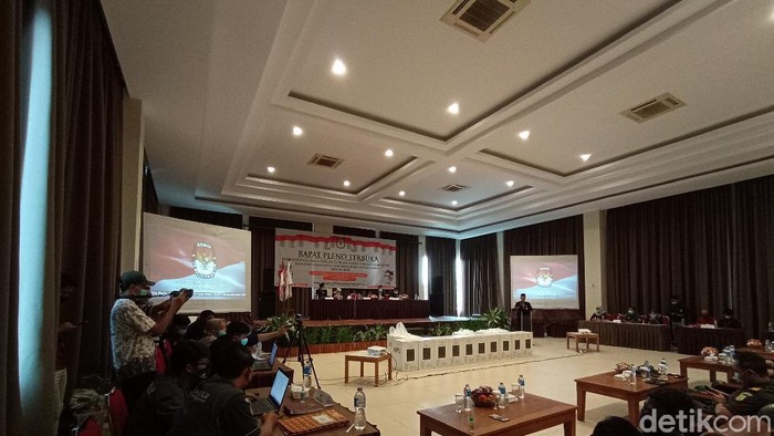 Pleno rekapitulasi Pilbup Pangandaran diwarnai walk out perwakilan paslon