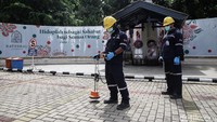 General Manager PLN Unit Induk Distribusi Jakarta Raya, Doddy B. Pangaribuan ikut memantau saat pengecekan berlangsung. 