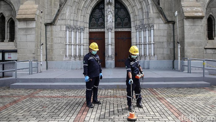 Petugas PLN Unit Distribusi Jakarta Raya melaksanakan siaga pasokan listrik untuk perayaan Natal dan Tahun Baru (Nataru) di Gereja Katedral Jakarta, Selasa (15/12/2020). Sebanyak 2371 personel telah disiapkan PLN Unit Induk Distribusi Jakarta Raya untuk perayaan Natal dan Tahun Baru (Nataru) pada tanggal 24 Desember 2020 – 2 Januari 2021.