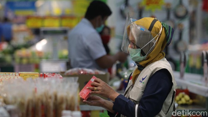 Petugas Balai Besar Pengawas Obat dan Makanan (BBPOM) di Yogyakarta melakukan pemeriksaan pangan yang dijual di  pusat perbelanjaan di Kabupaten Sleman, DI Yogyakarta, Selasa (15/12/2020).