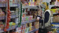 Dalam sidak tersebut petugas memeriksa makanan kering, minuman kaleng, dan berbagai jenis makanan dan minuman lainnya dengan memperhatikan kondisi kemasan, tanggal kadaluarsa, izin edar dan dan tulisan bahasa Indonesia pada kemasan tersebut. Dalam sidak tersebut petugas memeriksa makanan kering, minuman kaleng, dan berbagai jenis makanan dan minuman lainnya dengan memperhatikan kondisi kemasan, tanggal kadaluarsa, izin edar dan dan tulisan bahasa Indonesia pada kemasan tersebut.