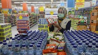 Satu per satu makanan dan minuman yang dijual di swalayan tersebut diperiksa oleh petugas. Satu per satu makanan dan minuman yang dijual di swalayan tersebut diperiksa oleh petugas.