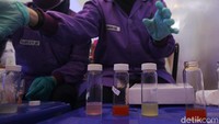 Petugas melaksanakan uji kandungan formalin dan rodamin B pada makanan saat pemeriksaan produk makanan yang dijual di pusat perbelanjaan di Kabupaten Sleman. Petugas melaksanakan uji kandungan formalin dan rodamin B pada makanan saat pemeriksaan produk makanan yang dijual di pusat perbelanjaan di Kabupaten Sleman.