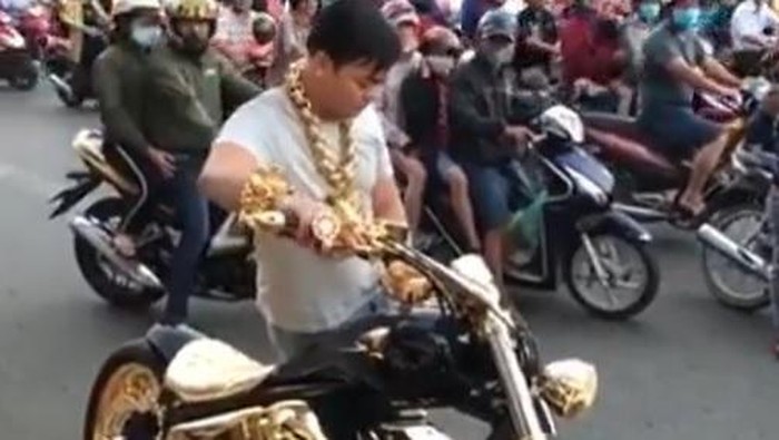 Pria bawa moge berlapis emas