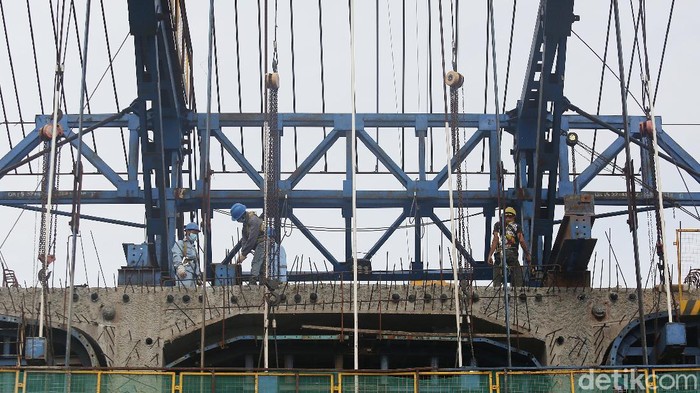 Pekerja menyelesaikan pengerjaan konstruksi tiang pancang untuk jalur kereta pada proyek kereta cepat Jakarta-Bandung di Bekasi Timur, Kota Bekasi, Jawa Barat, Selasa (15/12/2020).