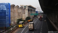 Pemerintah menargetkan proyek pembangunan infrastruktur Kereta Cepat Jakarta-Bandung yang telah mencapai 60 persen dapat selesai pada tahun 2021, agar dapat berkontribusi dalam proses pemulihan ekonomi nasional.   
