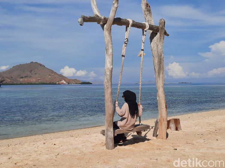Potret Pulau Kanawa nan Indah dan Tenang di Labuan Bajo