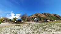 Selain snorkeling, wisatawan juga dapat melakukan trekking ke bukit yang ada di Pulau Kanawa. Jika ingin menginap di sana juga disediakan penginapan yang langsung menghadap ke laut. (Foto: Putu Intan/detikcom)