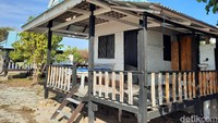 Sayangnya, ketika detikcom berkunjung ke Pulau Kanawa akhir November 2020, sejumlah penginapan tampak tak terurus. Menurut penuturan pemandu wisata lokal, penginapan tersebut terbengkalai sejak dikelola masyarakat lokal. Kondisi makin parah ketika Labuan Bajo ditutup selama 6 bulan untuk mencegah penularan Corona. (Foto: Putu Intan/detikcom)