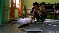 Lantai rumah juga amblas.
