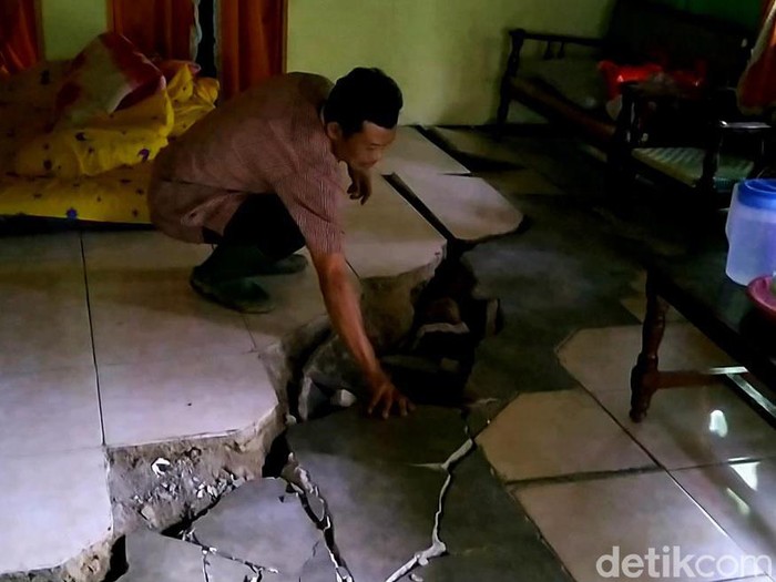 Puluhan rumah di Desa Bodas, Kandangserang, Pekalongan, retak-retak karena tanah bergerak. Begini penampakannya.