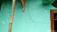 Dinding rumah retak-retak.