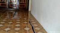 Lantai salah satu rumah warga retak.
