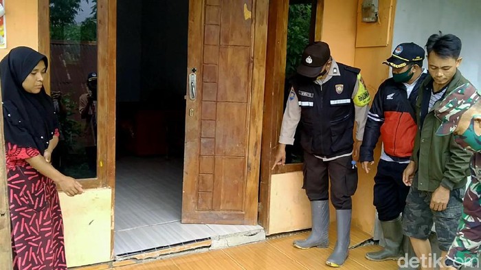 Puluhan Rumah Retak Akibat Pergerakan Tanah di Pekalongan Puluhan rumah di Desa Bodas, Kandangserang, Pekalongan, retak-retak karena tanah bergerak. Begini penampakannya.