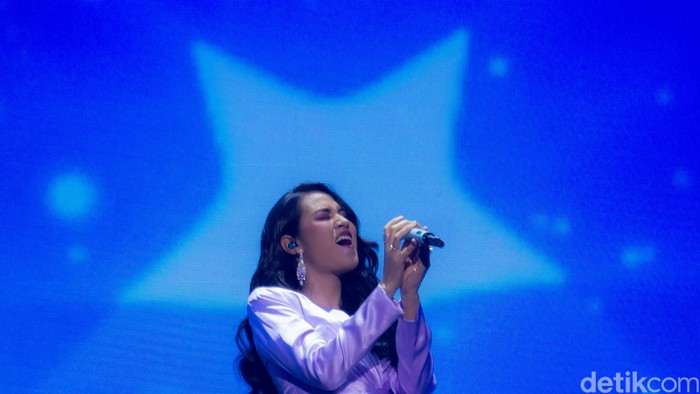Raisa di HUT Transmedia ke-19