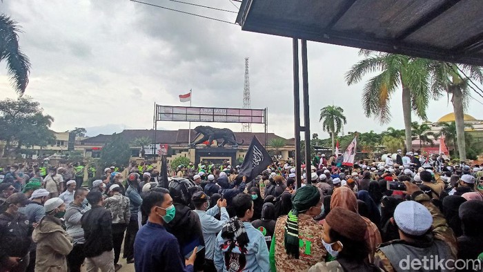 Ratusan massa geruduk Polresta Bandung protes penahanan Habib Rizieq
