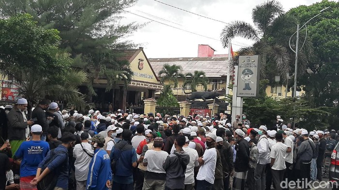 Ratusan massa mendatangi Polres Kota Bogor desak pembebasan HRS