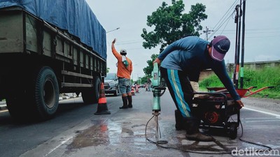 Jalan Berlubang Akibat Hujan Diperbaiki