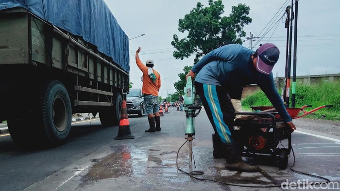 Ratusan Ratusan lubang jalan di ruas jalan Yogyakarta-Solo, Kabupaten Klaten yang muncul di puncak musim hujan mulai diperbaiki, Selasa (15/12/2020) siang.