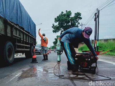 Jalan Berlubang Akibat Hujan Diperbaiki