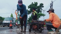 Lubang jalan sangat dikeluhkan warga karena rawan menimbulkan kecelakaan.  