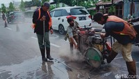 Lubang yang muncul di jalan itu bahkan ada yang sedalam 15 sentimeter.  