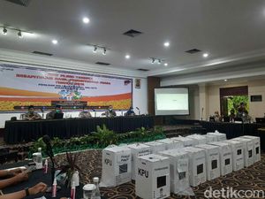 Rapat Pleno Rekapitulasi Pilwali Surabaya Diwarnai Skorsing