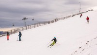Tampak pengunjung menikmati bermain ski bersama keluarga atau kerabat mereka.  