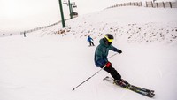 Pembukaan resor ski di Spanyol pun disambut antusias oleh pengunjung.  