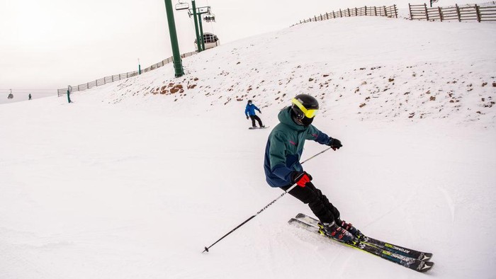 GIRONA, SPAIN - DECEMBER 14: Skiers buy ski passes in automatic machines at La Masella ski resort on December 14, 2020 in Girona, Spain. Ski resorts in the Spanish Pyrenees started to open this week after adopting pandemic-related safety measures, such as limiting capacity on lifts and in restaurants, and requiring appointments for equipment rentals. After the autumn surge in covid-19 cases, European countries have taken divergent approaches to their ski resorts, with those in France, Germany and Italy remaining closed, while ones in Austria, Switzerland and Spain have started to open. (Photo by David Ramos/Getty Images)