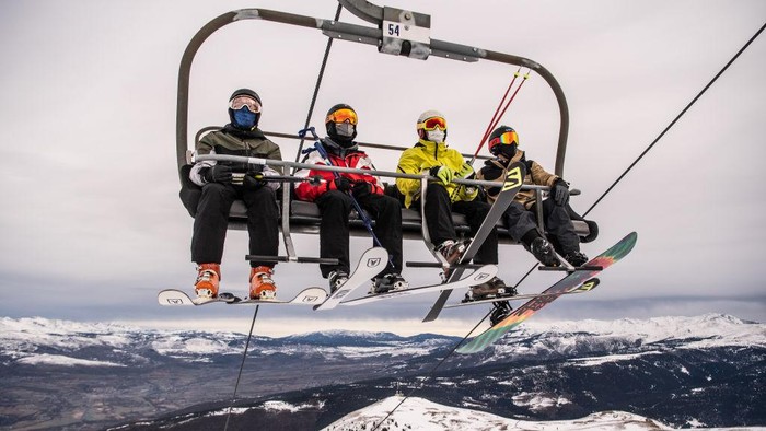 Resor Ski di Spanyol Buka Lagi GIRONA, SPAIN - DECEMBER 14: Skiers buy ski passes in automatic machines at La Masella ski resort on December 14, 2020 in Girona, Spain. Ski resorts in the Spanish Pyrenees started to open this week after adopting pandemic-related safety measures, such as limiting capacity on lifts and in restaurants, and requiring appointments for equipment rentals. After the autumn surge in covid-19 cases, European countries have taken divergent approaches to their ski resorts, with those in France, Germany and Italy remaining closed, while ones in Austria, Switzerland and Spain have started to open. (Photo by David Ramos/Getty Images)