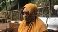 Agendanya? Nanti kalian tahu kok, hehe. Lagian sudah pada tahu kan. Yang jelas sih pengin memberanikan diri saja, kata Rohimah di Pengadilan Agama Jakarta Selatan, Selasa (15/12/2020). (Foto: Hanif/detikcom) 
