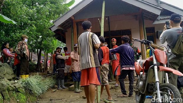 Rumah di Dusun Bodas, Pekalongan terdampak tanah gerak sehingga lantai dan dindingnya retak-retak, Selasa (14/12/2020).