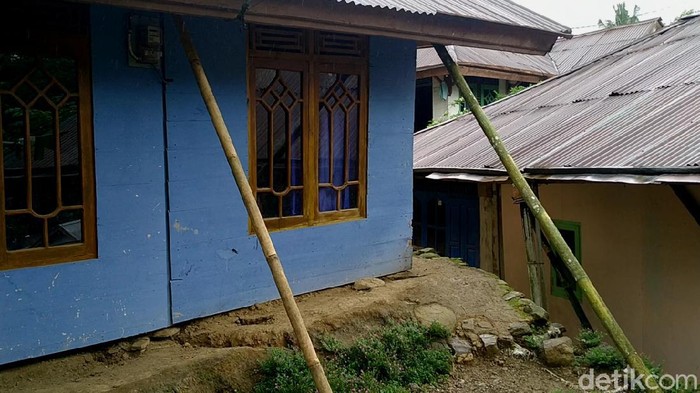 Salah satu rumah di Dusun Bodas, Pekalongan yang terdampak tanah gerak disangga dengan bambu, Selasa (14/12/2020)